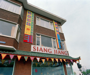 71978 Gezicht op een gedeelte van de versierde linker zijgevel van het Chinees restaurant Siang Jiang (Veemarktplein ...